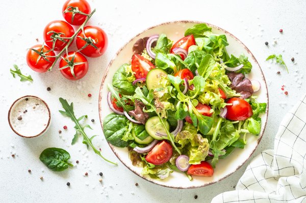 Comment réaliser une salade de quinoa et avocat sans huile pour un déjeuner sain?
