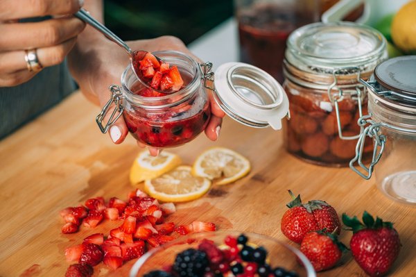 Comment développer une carte de boissons fermentées maison pour un café urbain?
