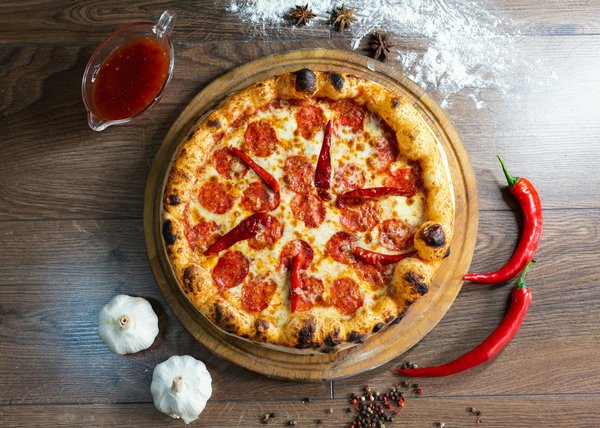 Quels sont les secrets pour une pizza napolitaine avec une pâte fine et légère?