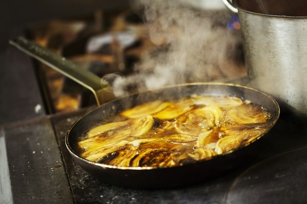 Comment faire une tarte tatin aux poires avec une pâte feuilletée maison?